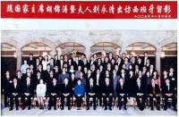 破茧卌秋织经纬 ，耕心万里种青松