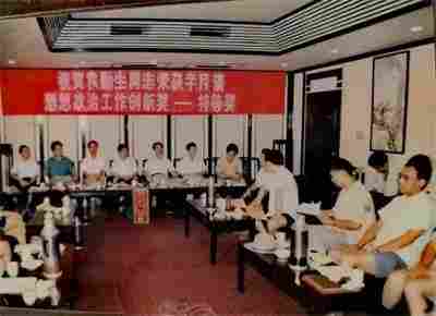 破茧卌秋织经纬 ，耕心万里种青松