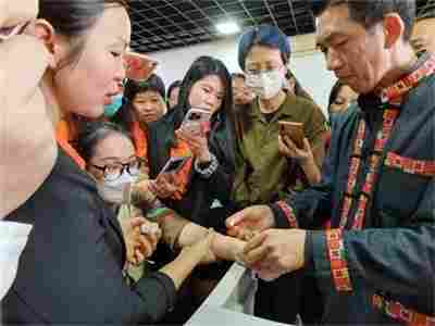 金秀瑶族灯草灸疗法 瑶医药非物质文化遗产传承人---赵衷民