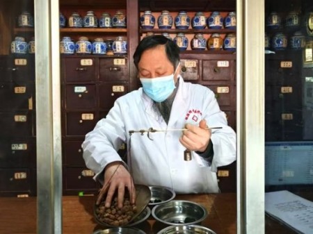 国粹承初心 中医献两会 著名中医——钱国锋