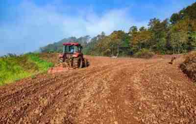 人勤地生宝，深耕晒垄忙