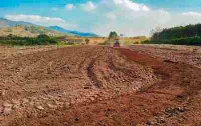 人勤地生宝，深耕晒垄忙