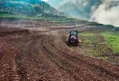 人勤地生宝，深耕晒垄忙